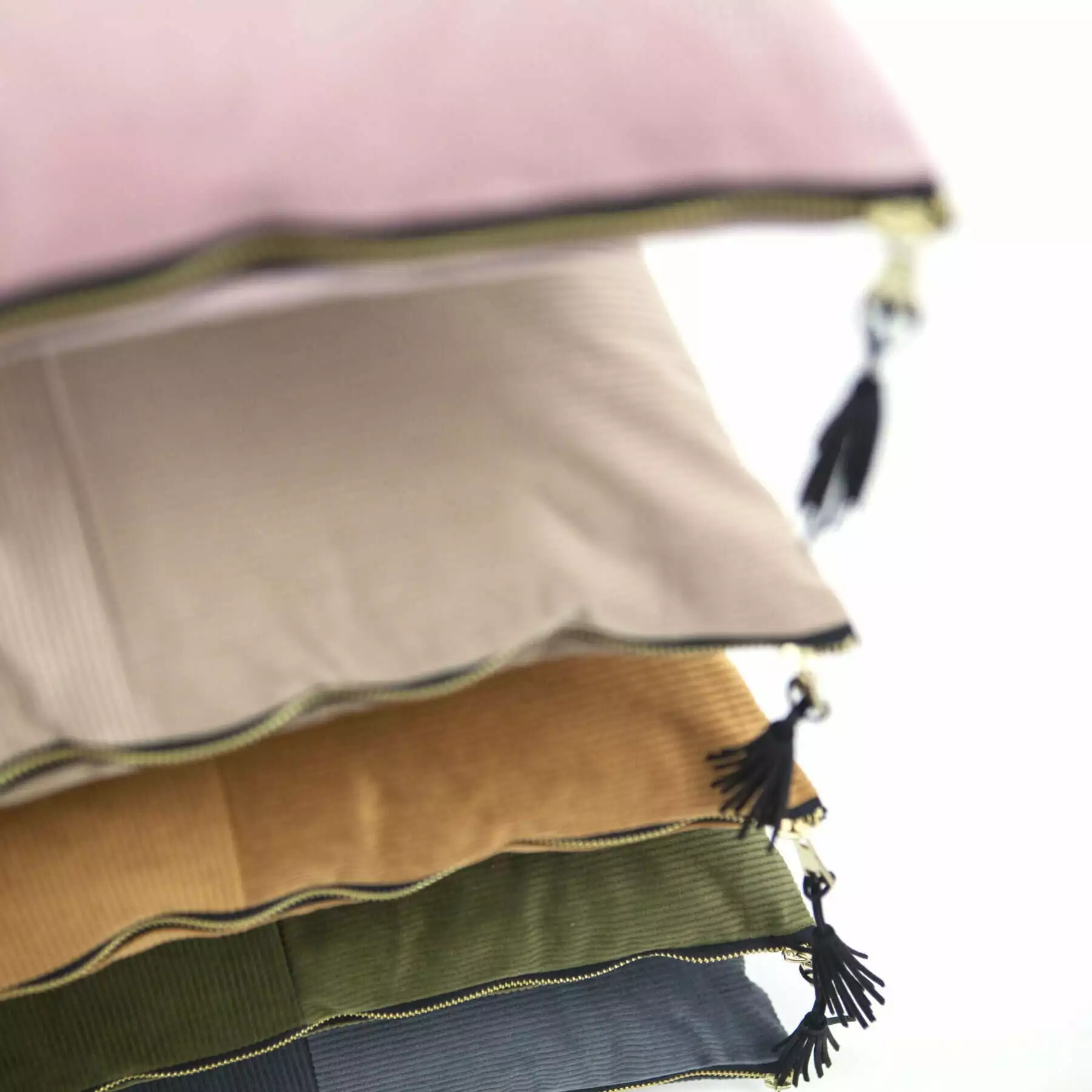 Harmaa Vakosamettityyny Kultaisella Vetoketjulla, 40×60 - Image 2