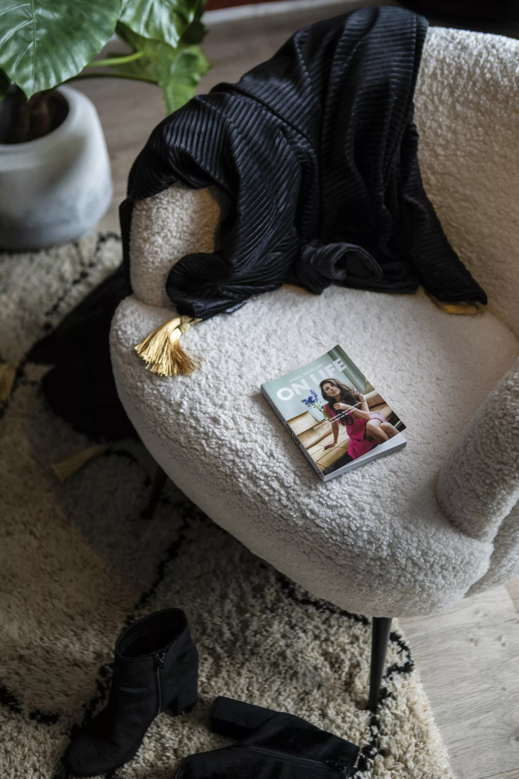 BY-BOO Royalty Musta Samettitorkkupeitto - Image 2